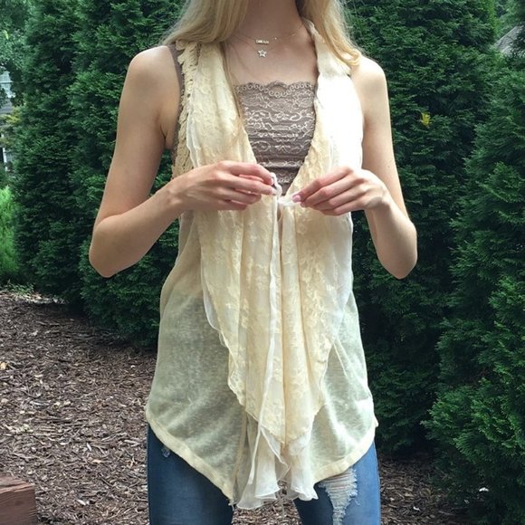 🎉Pale Yellow Crochet Detail Vest - Picture 2 of 8